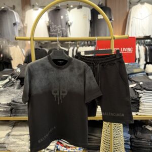 Kostum veror Balenciaga